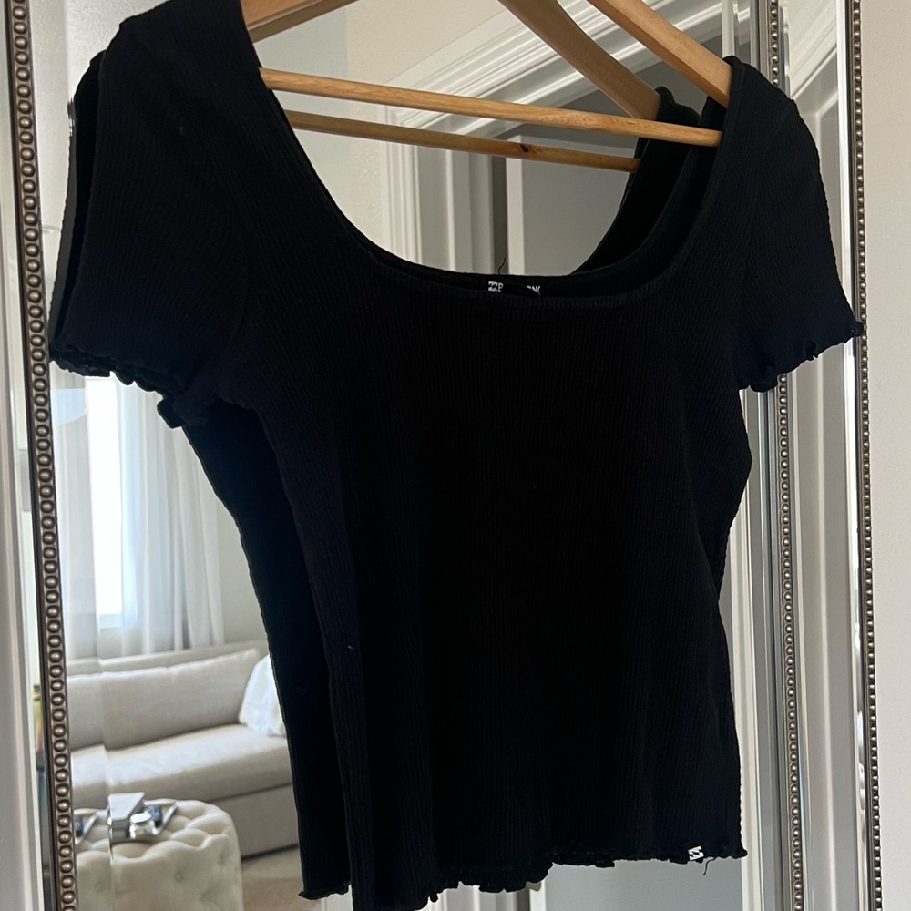 Billabong scoop neck ruffle ribbed black blouse